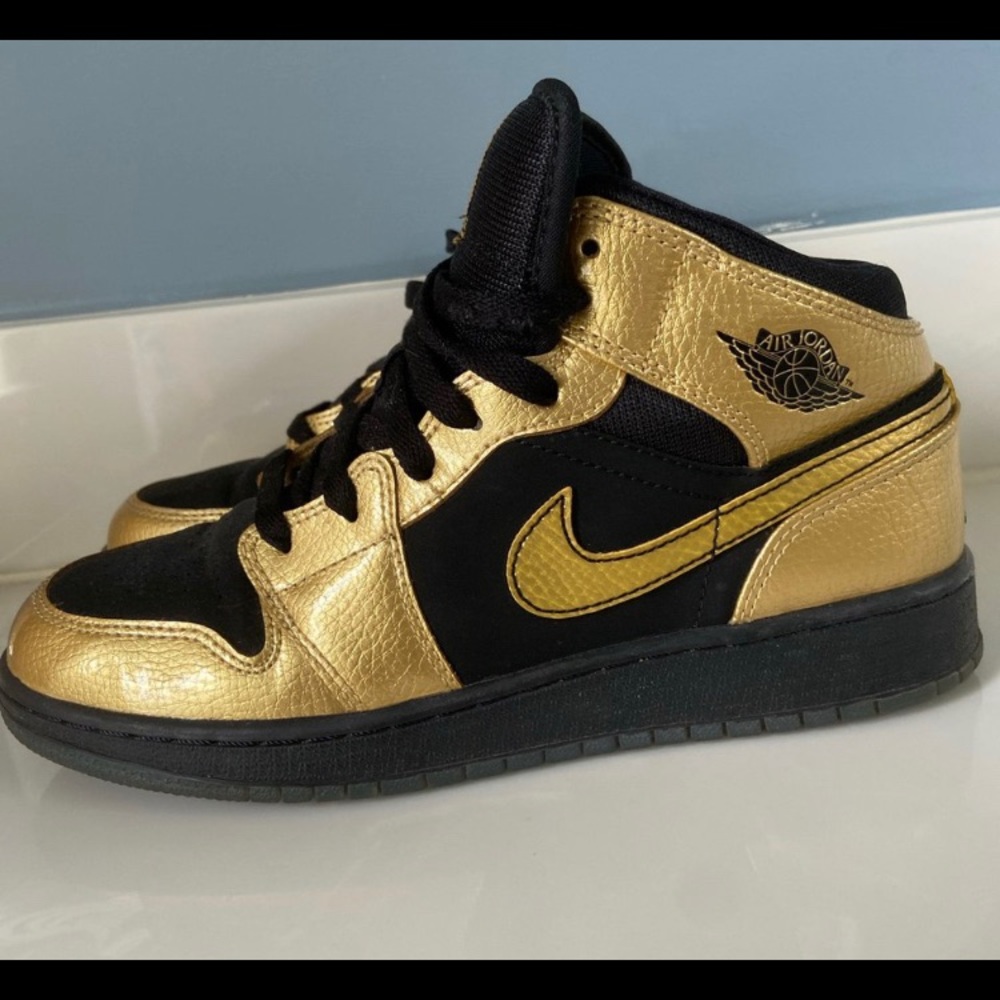 jordan 1 mid metallic gold coin black